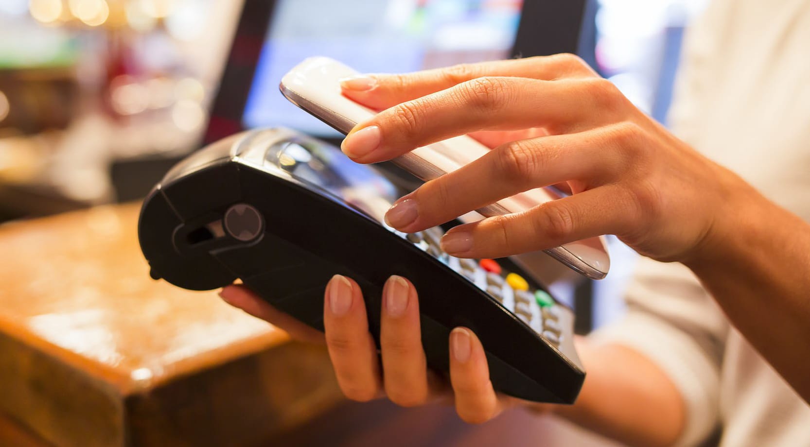 VISA і “ПриватБанк” запустили оплату покупок через смартфон