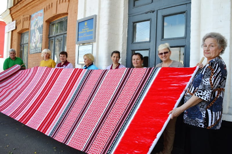 Переяславські майстрині створили найбільший рушник ручної роботи (відео)
